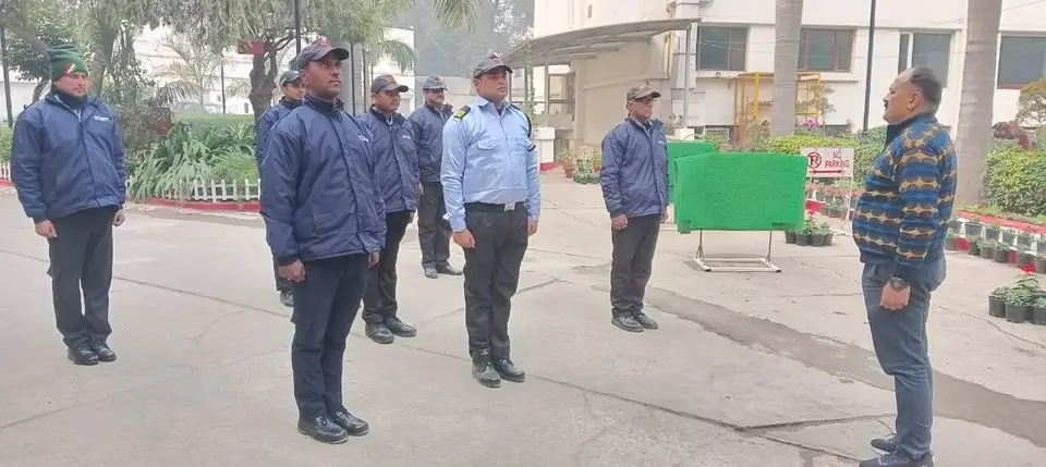 SMSA supervisor briefing security guards in winter uniform at a client site