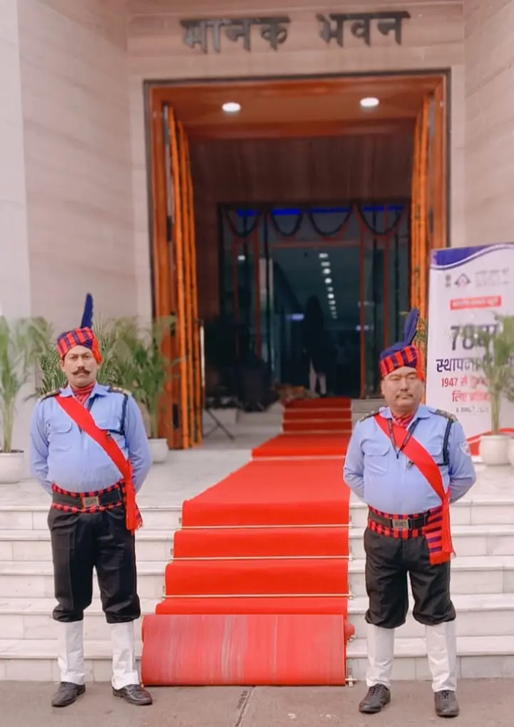Two SMSA ceremonial guards flanking the red carpet at the entrance of Manak Bhawan, Bureau of Indian Standards